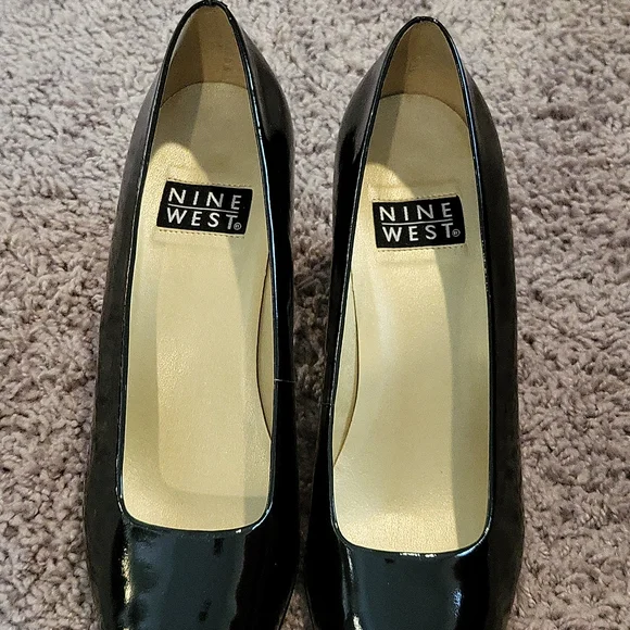 Nine West patent leather pump. - Picture 4 of 4